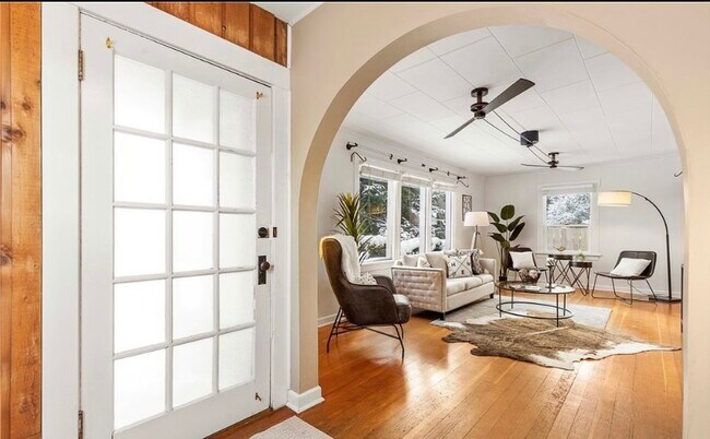 Living room/entrance - 2707 25th St