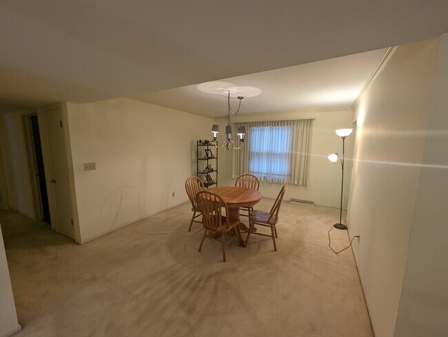 Building Photo - Beautiful 3 bedroom APT