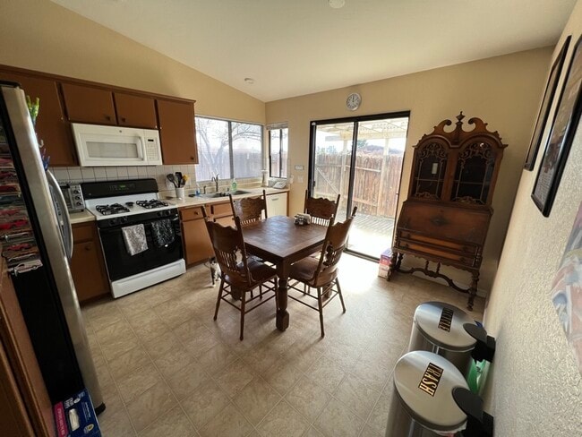 Building Photo - 212 Oak Meadow Ln