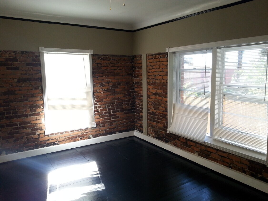 Primary Photo - 1725 N Edgemont St