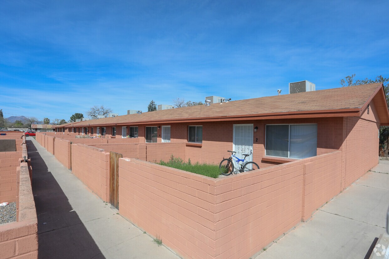 Entrance Walkway - Flowing Wells Apartments