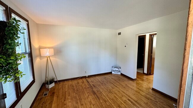 Building Photo - 304 S Stewart Ave