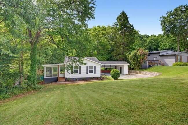 Building Photo - 3051 Highland Dr SE