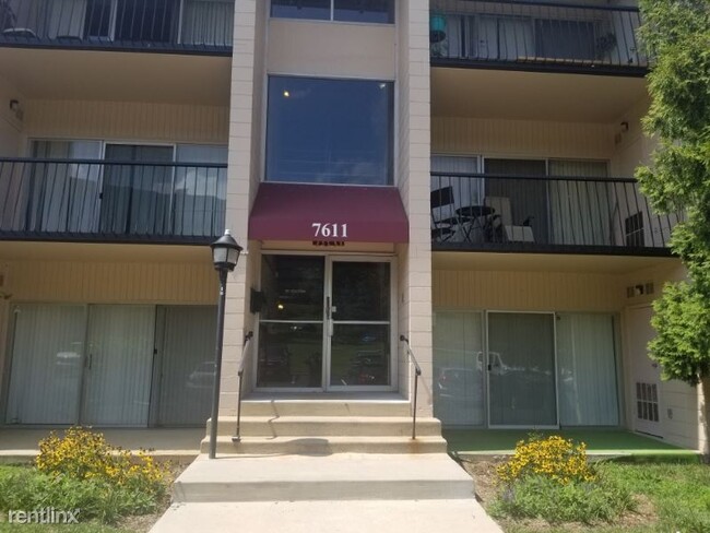Building Photo - 7611 Fontainebleau Dr
