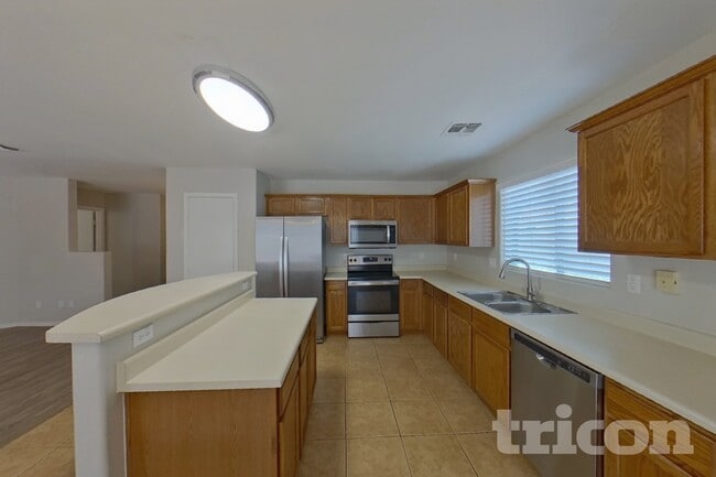 Building Photo - 43714 Cale Dr