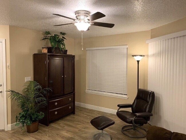 Living Room - 2612 Grassy Point Dr