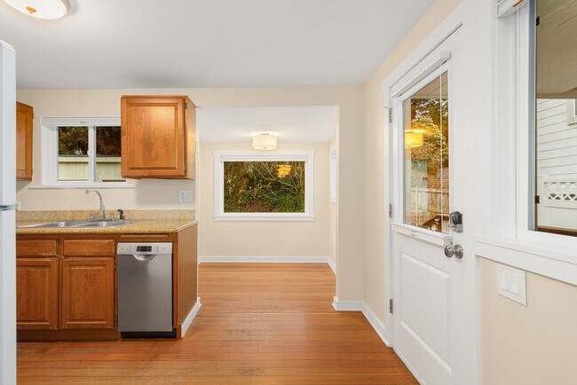 Foto del edificio - Greenlake Charming 3 Bedroom 1.75 Bath Huge Finished Family Room & Unfinished Basement