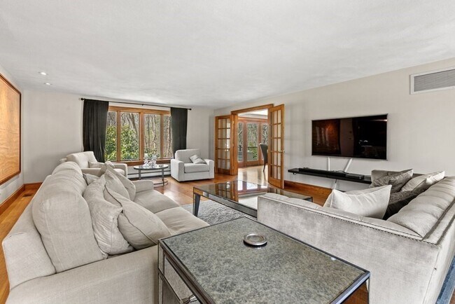 Foto del edificio - Stunning 3-Bedroom Home with Indoor Pool &...
