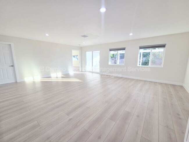 Foto del edificio - 5662 Cathy Ln