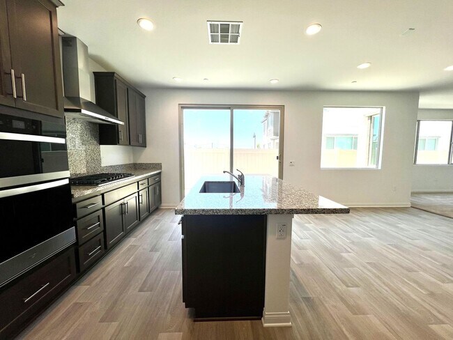 Foto del edificio - Brand-New 5-Bedroom, 3-Bath Single Family Home for Lease in Ontario with Solar Panels