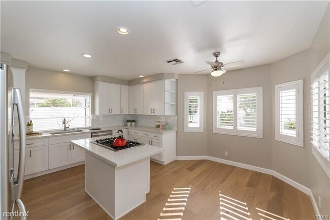 Building Photo - 3 br, 2.5 bath House - 2123 Elm Ave