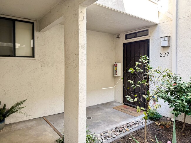 Building Photo - 1 Bedroom, 1 Bath Ground Floor Condo in th...