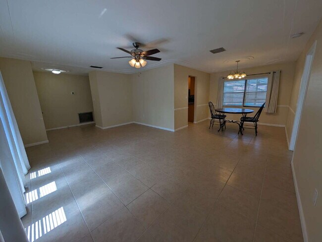 Foto del edificio - 3 Bedroom Pool Home Available in Palm Bay