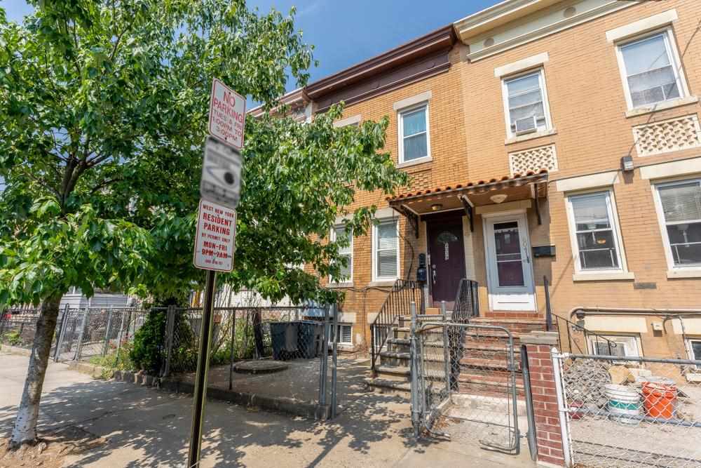 Primary Photo - 6039 Palisade Ave