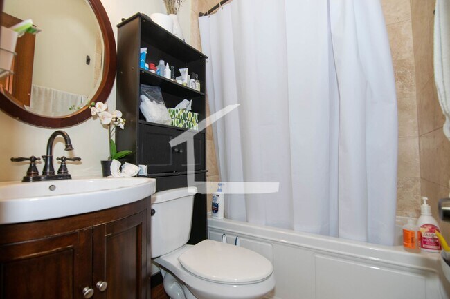 Foto del edificio - 9/1 No Fee! -Brigham Circle two-level renovated 4BR/2BA, w/d in unit!