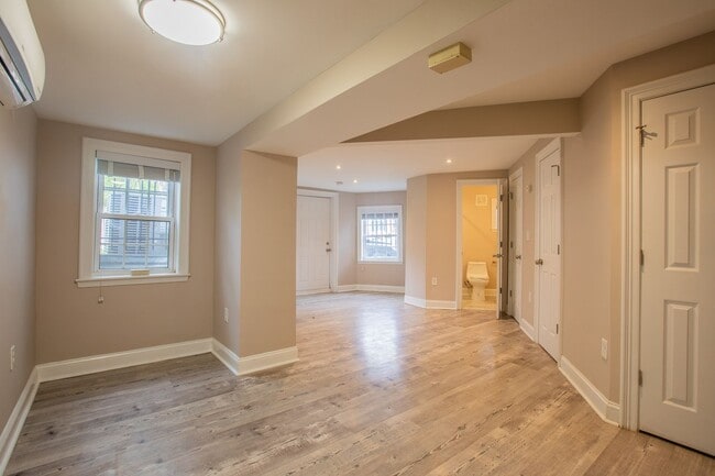 Building Photo - Charming Studio Apartment in Columbia Heig...