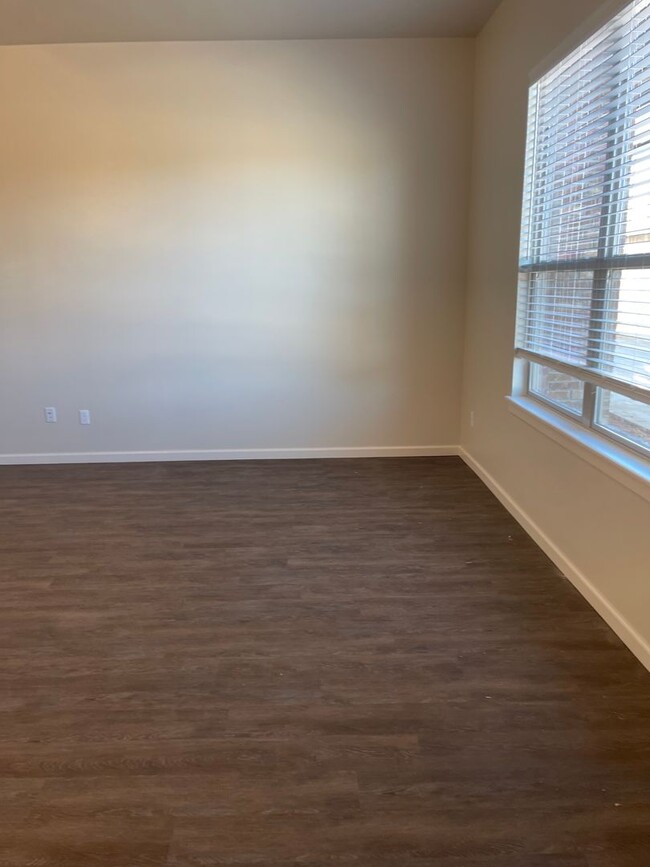 Building Photo - 500.00 OFF FIRST MONTH RENT!!!!!  Spacious...