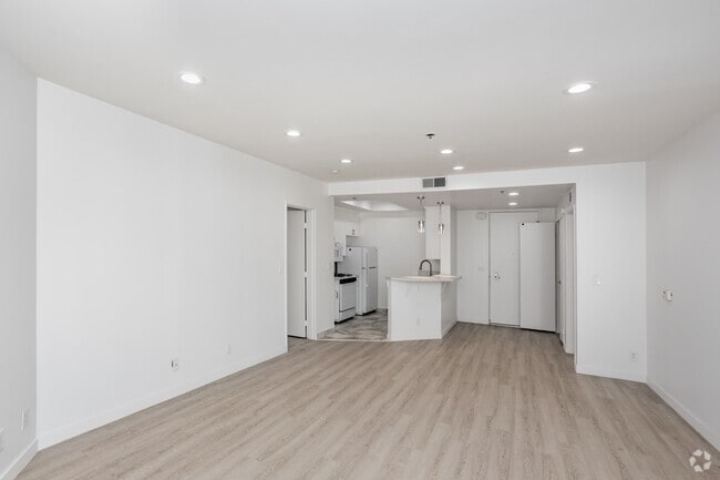 2BR, 2BA - 1241 SF - 10600 Wilshire - Short Term Available