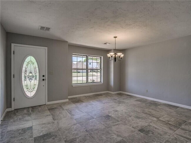 Building Photo - Stunning 4 bedroom home with bonus room ne...