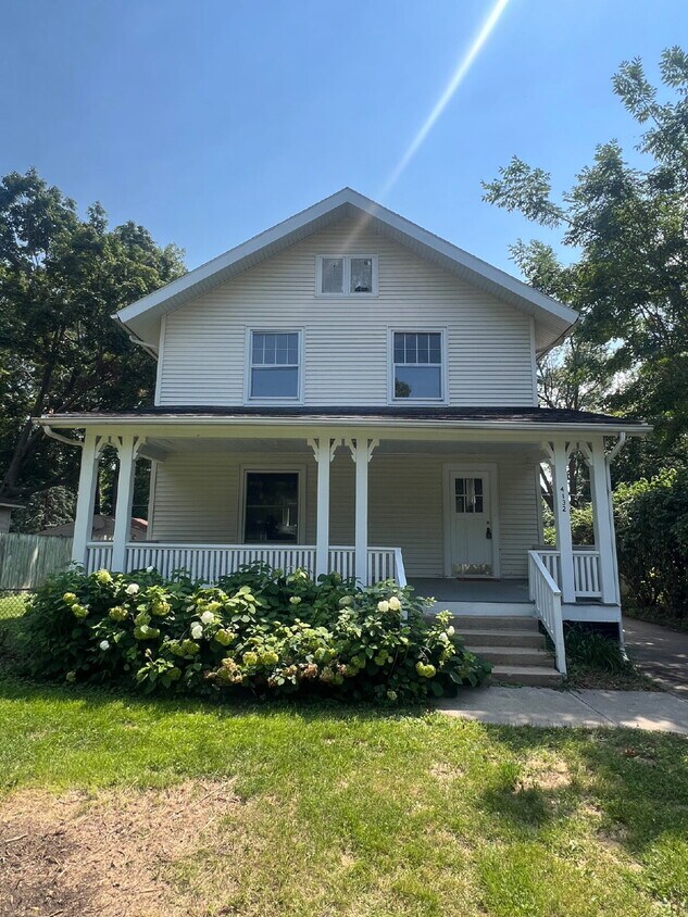 Primary Photo - 3 bedroom / 2 bathroom home with Fenced Ba...