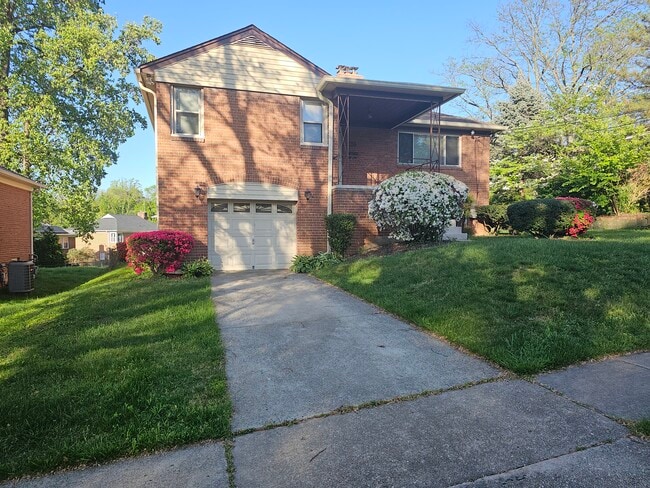 Building Photo - 9503 Hale Pl