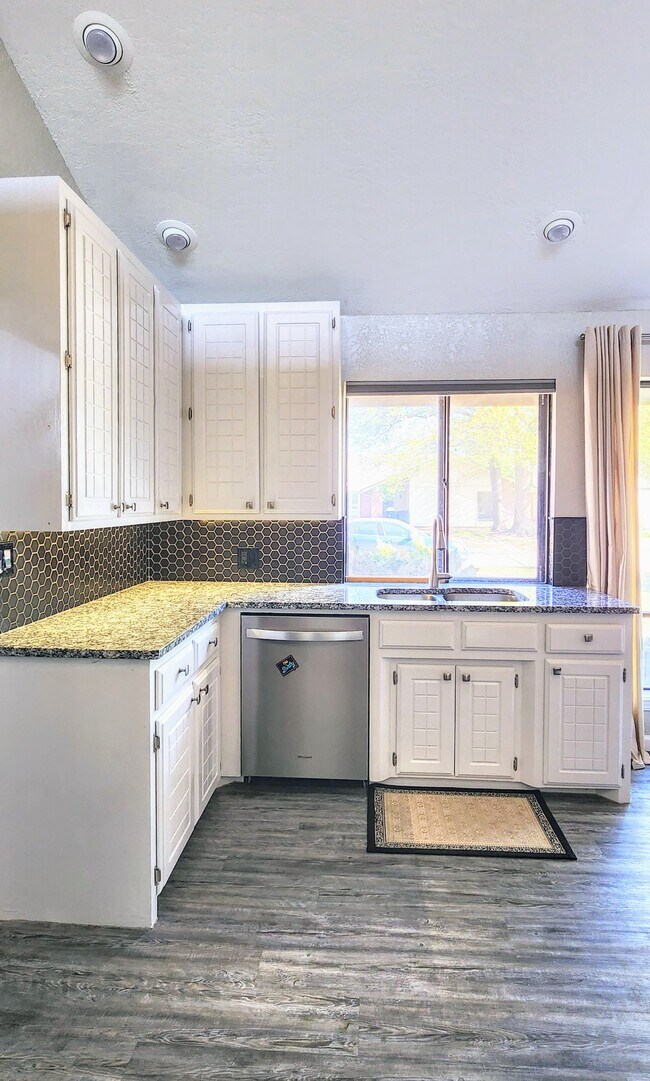 Building Photo - 1813 Calico Ln