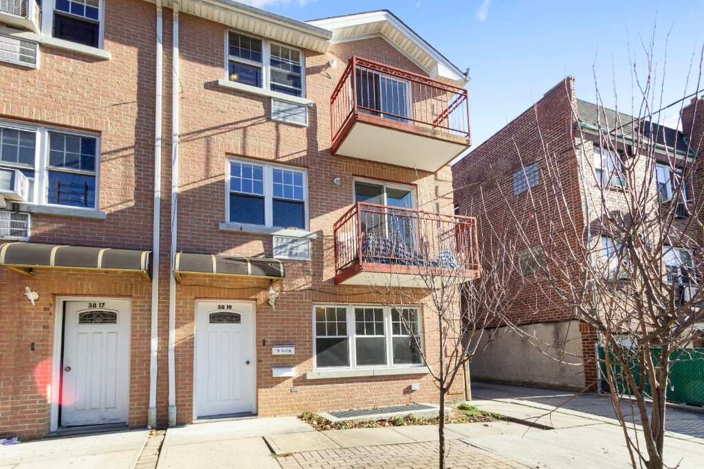 Primary Photo - One of a kind! Enormous New 5 bedroom Dupl...