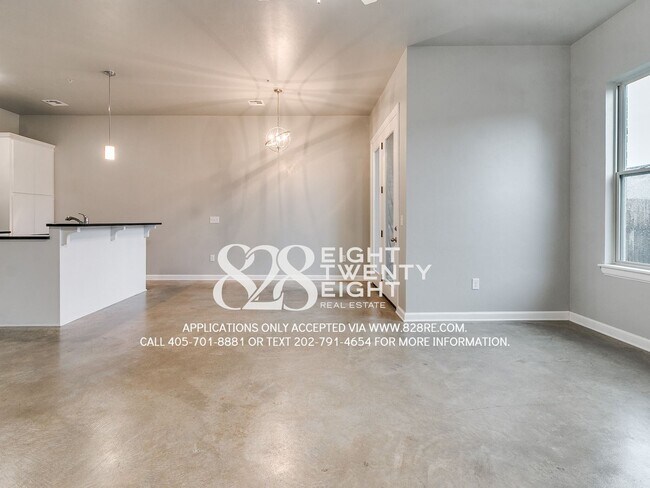 Foto del edificio - West Norman Urban Contemporary 3 Bed/2.5 Bath West Main Lofts Townhome Available Now!