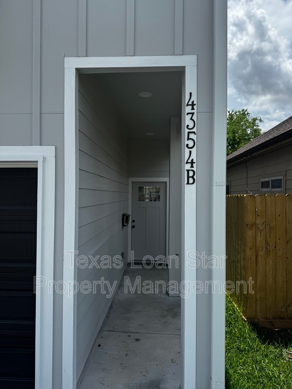 Foto del edificio - 4354 Clover St