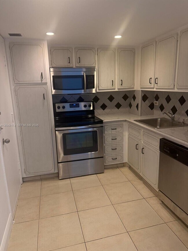 Building Photo - 5005 Collins Ave