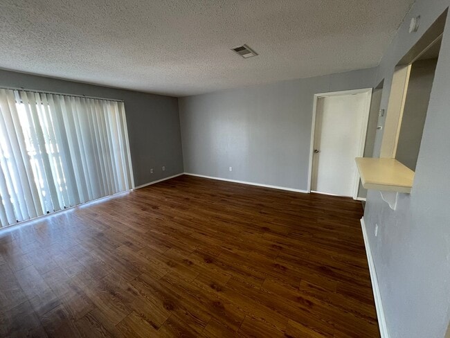 Building Photo - AVAILABLE FOR JULY PRE-LEASE. Spacious 2 B...