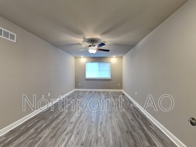 Building Photo - 221 SW Sunflower St