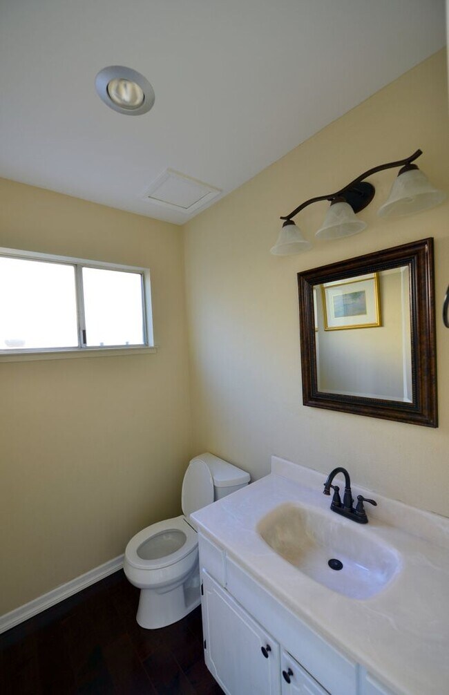 Building Photo - 1402 Medallion Dr