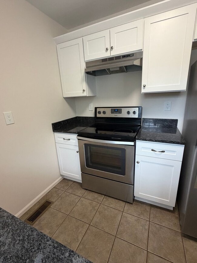 Building Photo - Spacious 2-Bedroom Townhouse with Garage