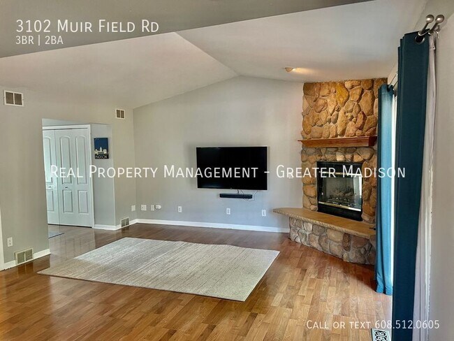 Building Photo - Lovely Split-Level Home on West Side