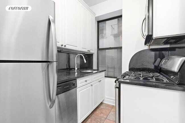 Building Photo - 63 W 107th St