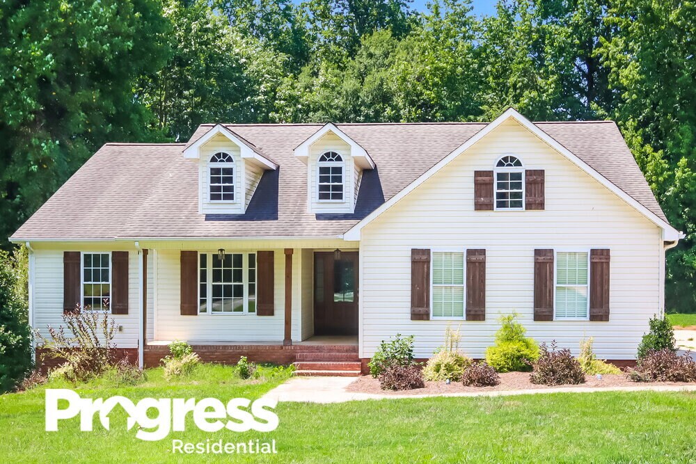 Primary Photo - 104 Farmwood Dr