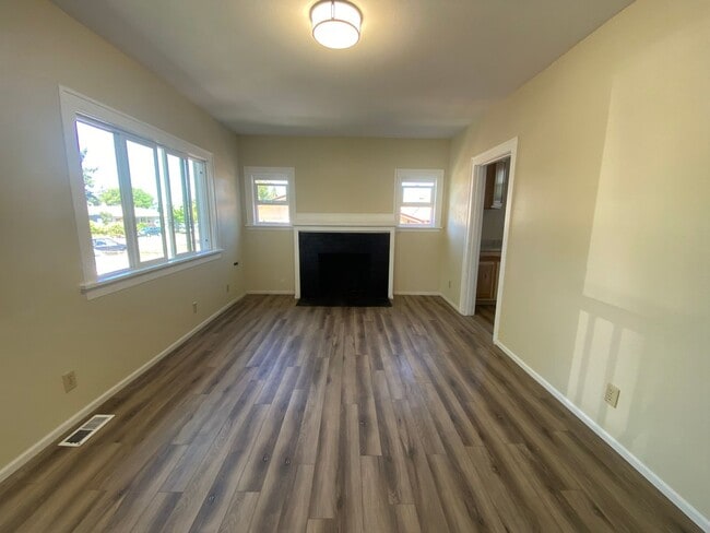 Building Photo - Adorable Recently Updated 2 Bedroom Home i...