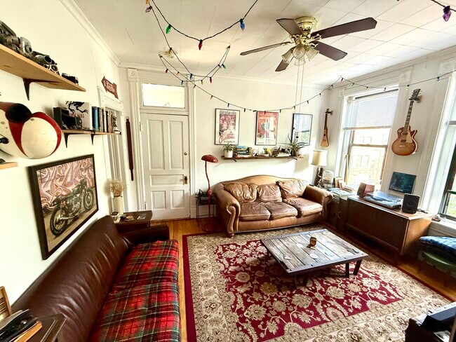 Foto del edificio - 1049 N Marshfield Ave