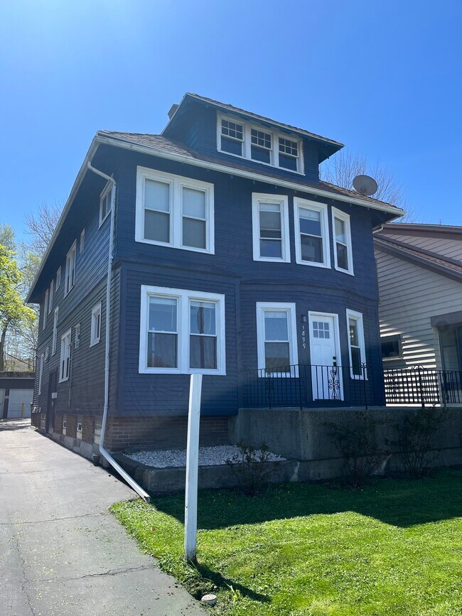 Foto del edificio - 1899 Hertel Ave