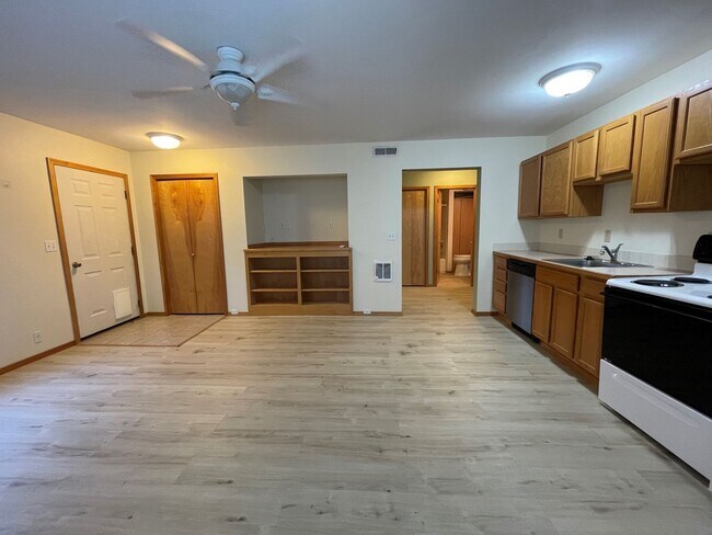 Foto del edificio - Now renting 1 bedroom Apartment Downstairs
