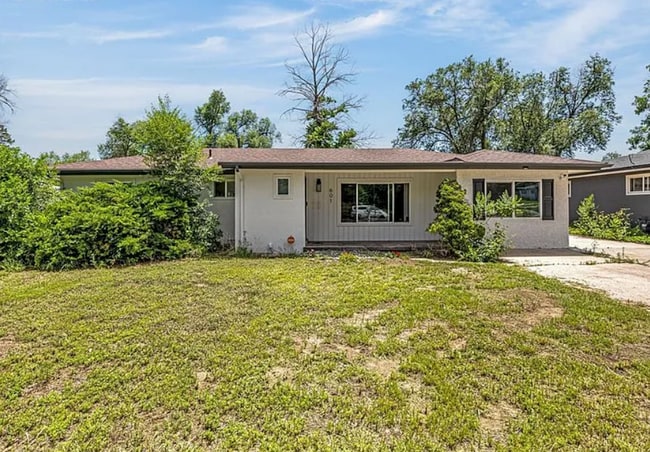 Building Photo - 601 Hackberry Dr