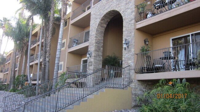 Foto del edificio - HILLCREST - 1 BED / 1 BATH TOP FLOOR CONDO.