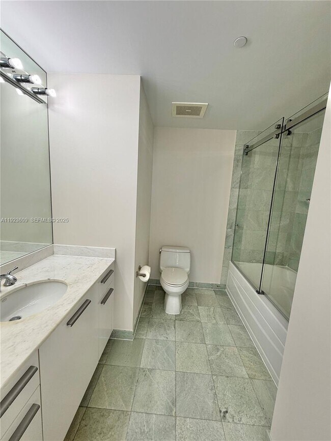 Building Photo - 1060 Brickell Ave