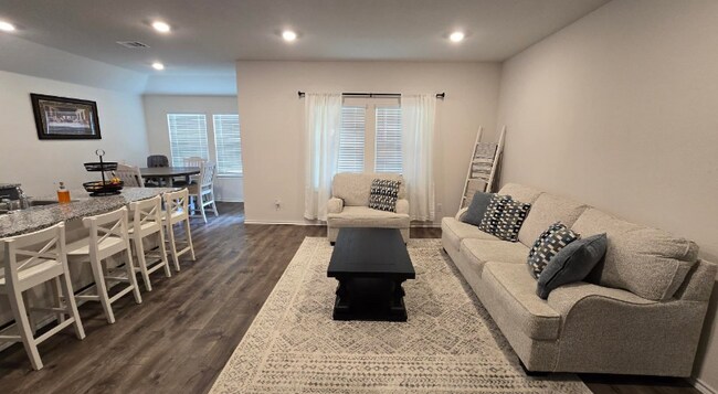 Foto del edificio - 713 Meadow Creek Ln