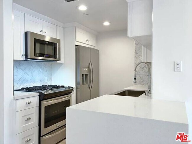 Building Photo - 301 S Swall Dr