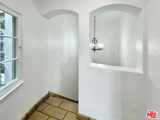 Foto del edificio - 124 N Mansfield Ave