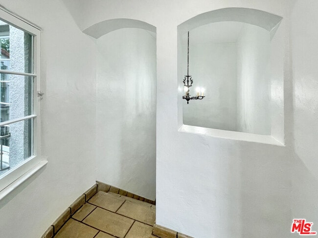 Building Photo - 124 N Mansfield Ave