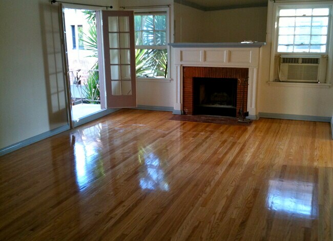LivingRoom - 123 N Harper Ave
