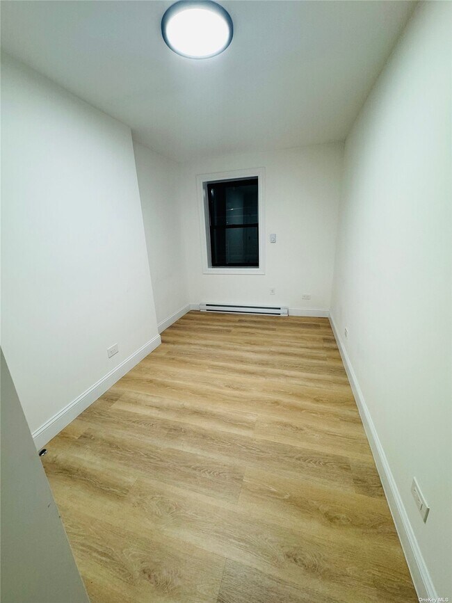Foto del edificio - 2064 Bathgate Ave